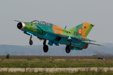 Румъния спира полетите с МиГ 21, ще купува още F-16