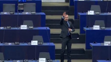 Европарламентът глоби Ангел Джамбазки за нацисткия поздрав