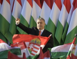 Унгария на Орбан води борба на четири фронта