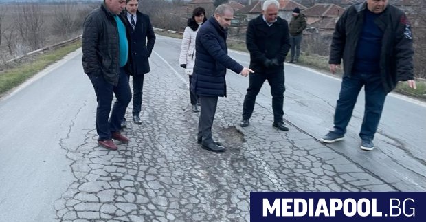 Пътят между селата в община Гълъбово от години е осеян