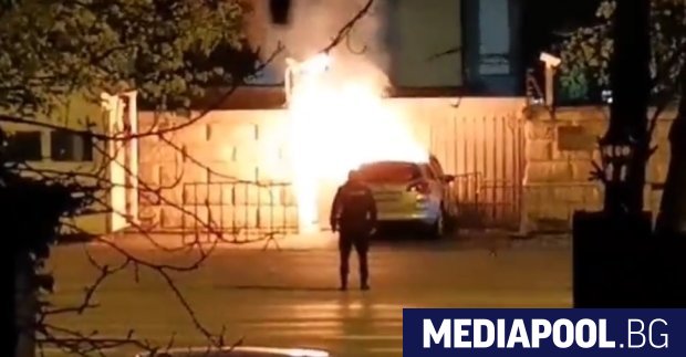 Румънец се е врязал с горящата си кола в оградата