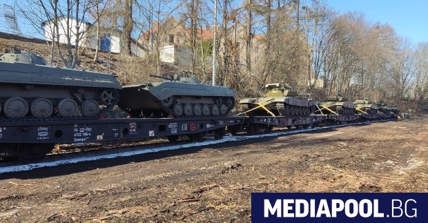 Чехия е изпратила в Украйна танкове T 72 и бойни машини