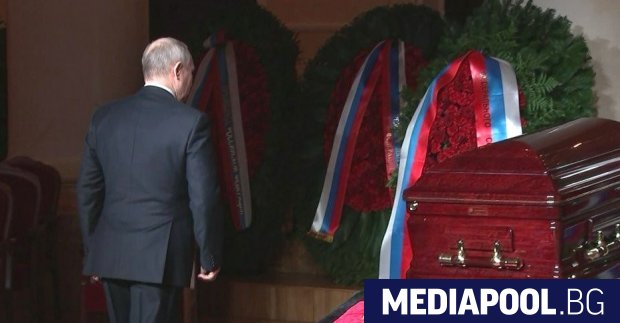 Руският президент Владимир Путин лично поднесе букет цвета на поклонението