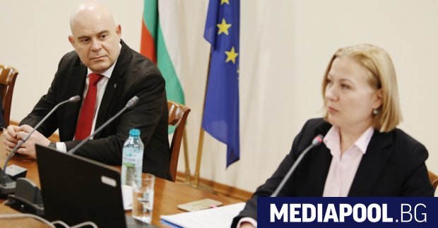 Правосъдният министър Надежда Йорданова обжалва пред съда решението на Висшия