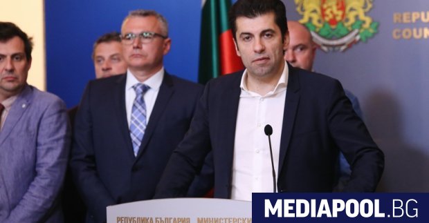 Премиерът Кирил Петков и представители на Българската петролна и газова