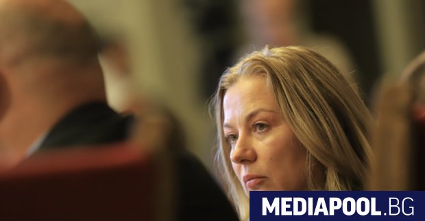 Правосъдният министър Надежда Йорданова и президентът Румен Радев подписаха указа