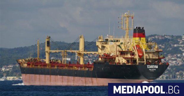 Общо 14 от българските моряци на кораба Царевна са евакуирани