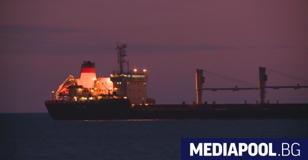 Извеждането на кораба Царевна от пристанището на Мариупол в момента