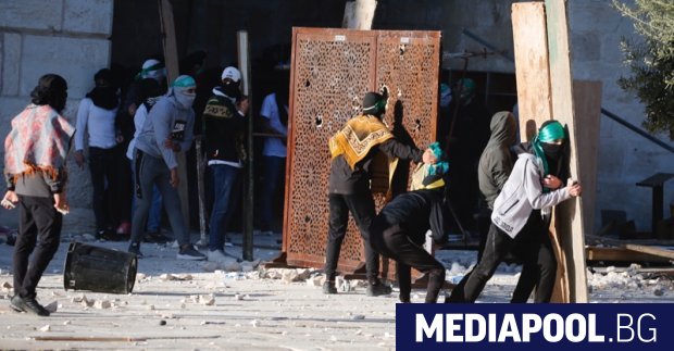 Най малко 152 ма палестинци бяха ранени при сблъсъци с израелската полиция