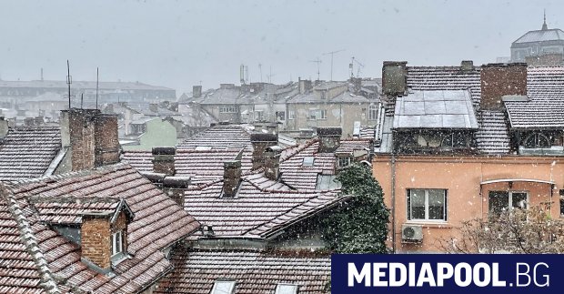 Столчина община изкара снегорините заради сипещия се на парцали сняг