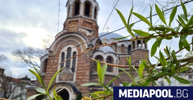 Българската православна църква почита днес големия празник Вход Господен в