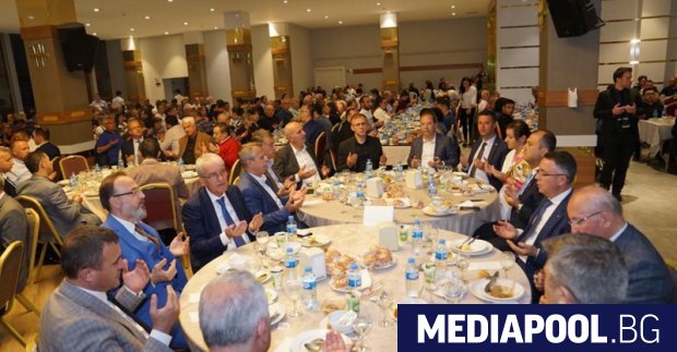 Председателят на Движението за права и свободи Мустафа Карадайъ призова