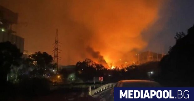 Голям пожар обхвана тази сутрин петролен склад в руския град