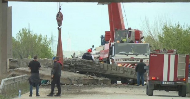 Мостово съоръжение край Девня се срути и затисна кола с
