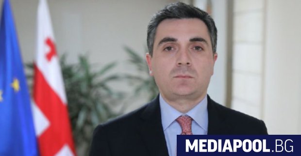 Европейският комисар по разширяването Оливер Вархей предаде днес в Люксембург