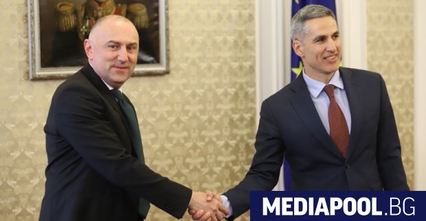 Съпредседателят на Демократична България Христо Иванов смята, че най-доброто решение