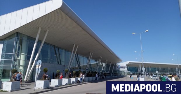 Самолет на авикомпанията FlyDubai бе приземен по спешност на летище