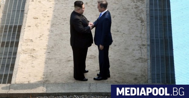 Севернокорейският лидер Ким Чен ун и южнокорейският президент Мун Дже ин размениха