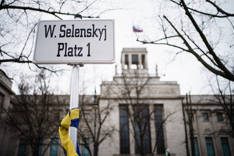 Пред руското посолство в Берлин е поставен знак "Площад Зеленски" в знак на протест срещу руската инвазия в Украйна. Снимка: ЕПА/БГНЕС 
