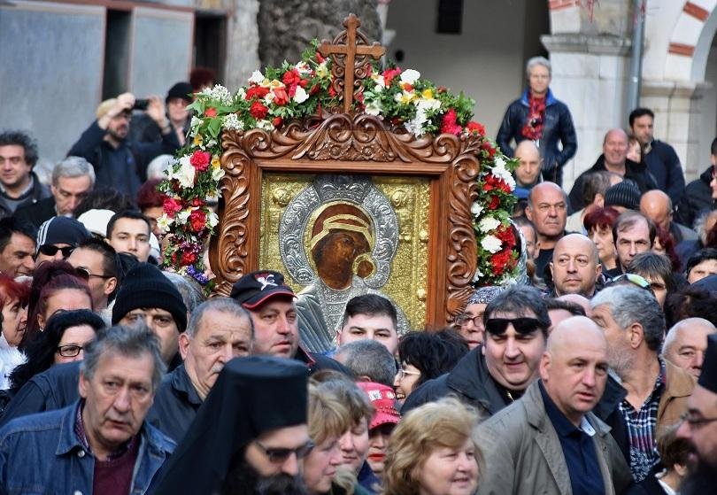 Стотици се включиха в литийното шествие с чудотворната икона на Пресвета Богородица от Бачковския манастир