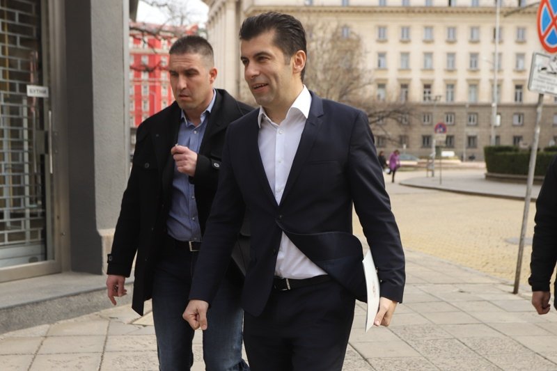 Горанов е връзката между Божков, подкупите и евросредствата, обяви Петков след разпита си