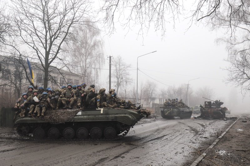 Украински войници са се покачили върху заловена руска бойна машина в околностите на Киев. Снимка: ЕПА/БГНЕС