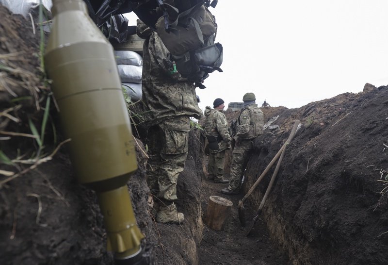 Украински войници заемат позиции в зоната между Луганск и Донецк в очакване на руското настъпление. Снимка: ЕПА/БГНЕС