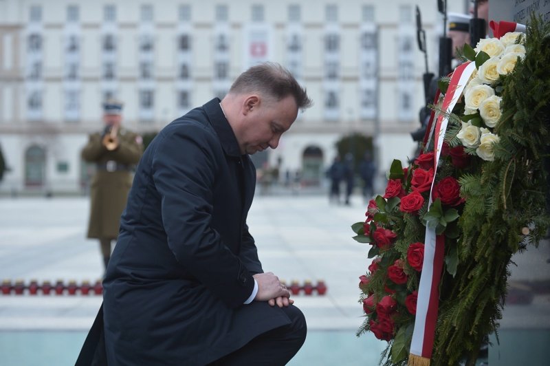 Анджей Дуда се поклони пред монумента на жертвите на самолетната катастрофа в Смоленск, сн. ЕПА/БГНЕС