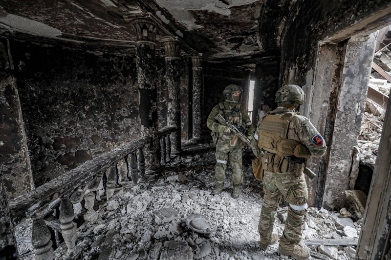 Руски войници осигуряват зоната вътре в разрушения театър в Мариупол. Снимка: ЕПА/БГНЕС