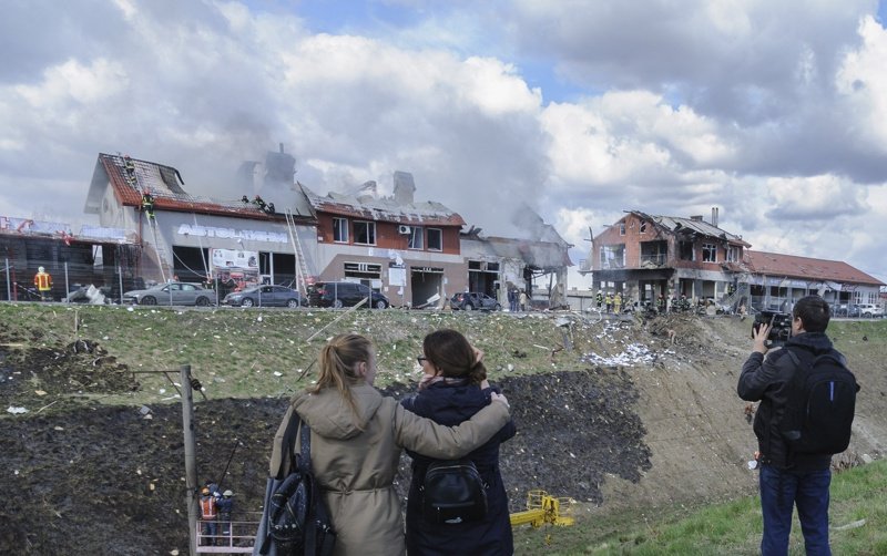 Последиците от един от ракетните удари в Лвов, Сн. ЕПА/БГНЕС