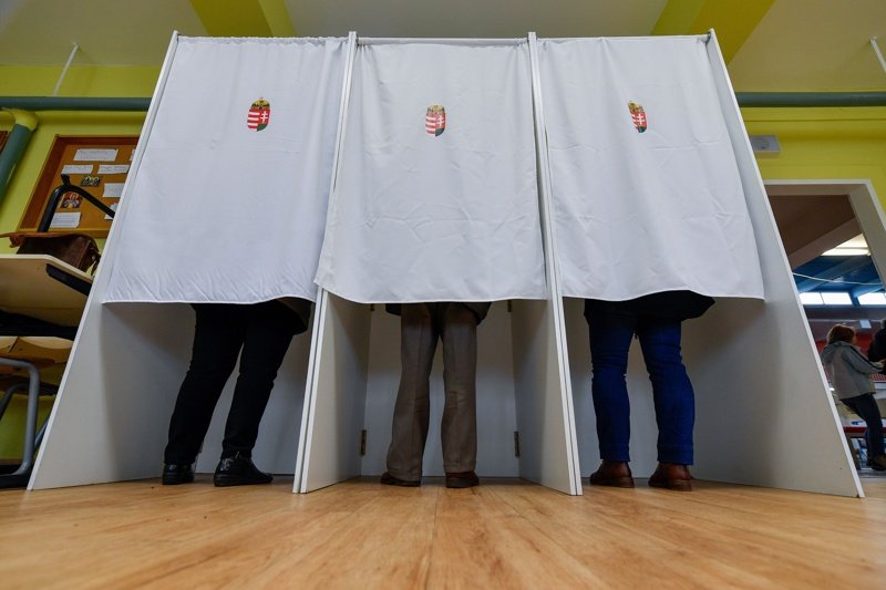 Унгарски избиратели дават гласа си по време на решаващите избори в страната и паралелно провеждащия се референдум за сексуалното образование на децата. Снимка: ЕПА/БГНЕС