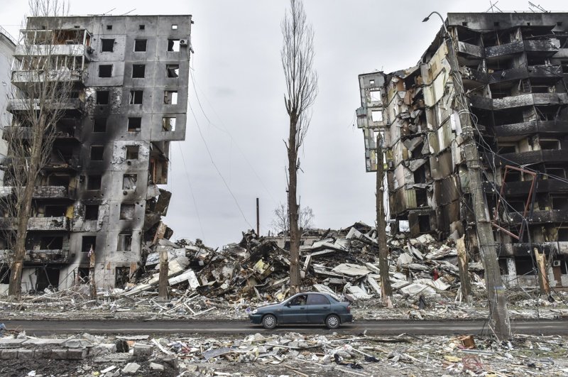 Разрушения в центъра на Бородянка, в района на Киев