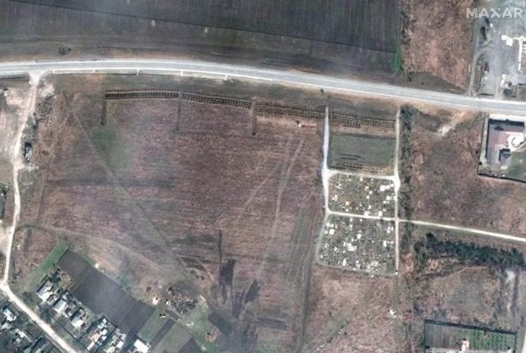 Сателитни снимки показват предполагаем масов гроб край Мариупол