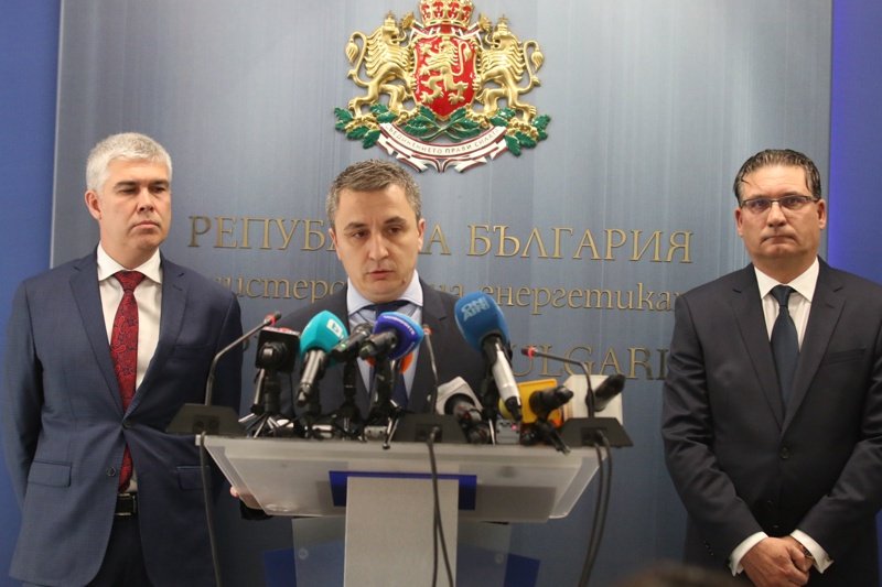 Николов (в средата) с шефовете на "Булгартрансгаз" и "Булгаргаз" обяснява ситуацията със спрените руски доставнки, сн. БГНЕС