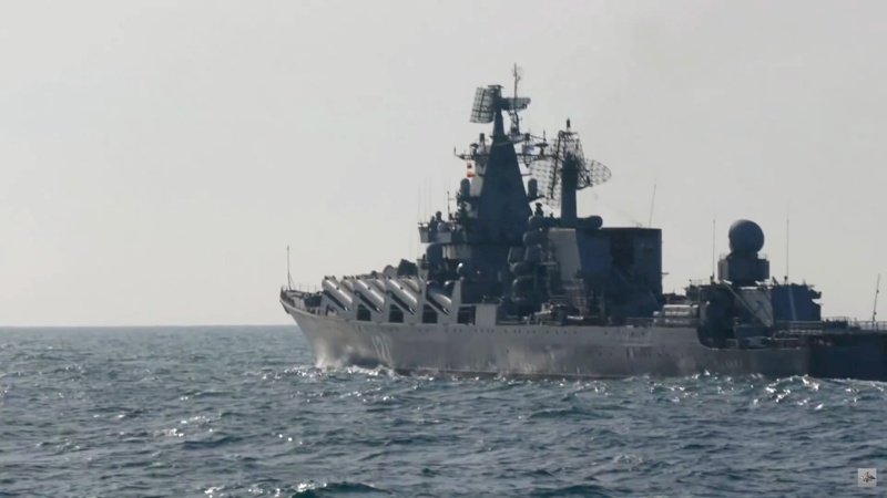Флагманският крайцер "Москва" по време на учения в Черно море на 18 февруари 2022 г. Снимка: ВМС на Русия