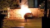 Румънец се вряза с горящата си кола в руското посолство в Букурещ (видео)