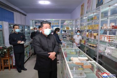 Севернокорейският лидер Ким Чен-Ун инспектира аптека в Пхенян, Сн. ЕПА/БГНЕС