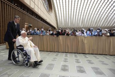 Папа Франциск за първи път се появи на публично място в инвалидна количка