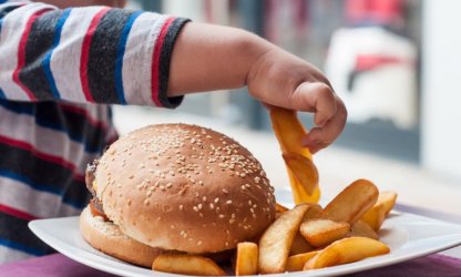 Затлъстяването засяга вече по-малко възрастни и малки деца, но повече ученици