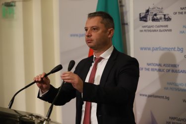 Делян Добрев цитира отговор на енергийния министър, на въпросите се оказаха по-различни 