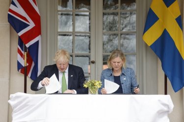 Борис Джонсън и Магдалена Андершон подписват споразумението, Сн. ЕПА/БГНЕС