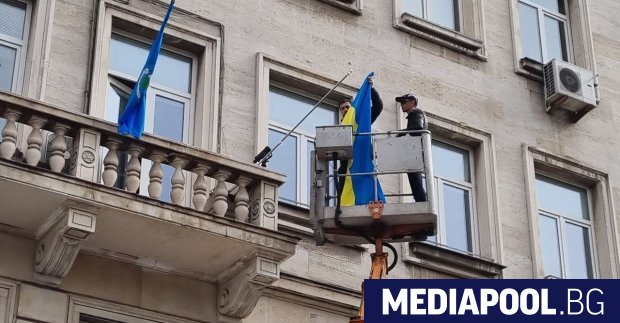 Представители на партия Възраждане свалиха знамето на Украйна от фасадата