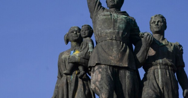 Едната от фигурите на паметника на Съветската армия е оцветена