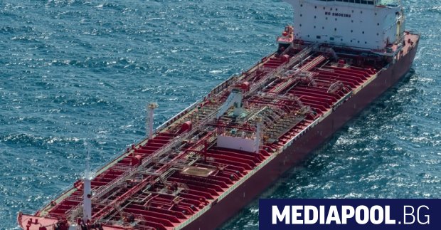 Работници на пристанището в Амстердам отпратиха танкер от Русия натоварен