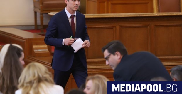 Мнозинството в парламента отхвърли искането на опозицията Мирослав Иванов от