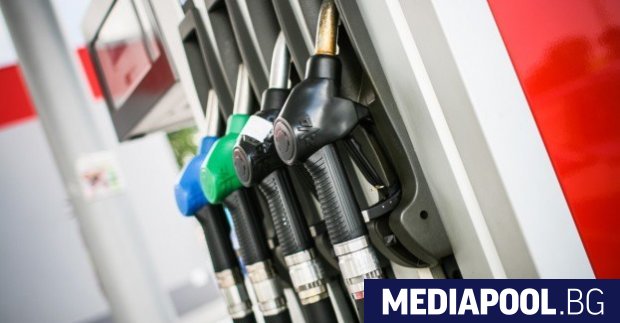 Кабинетът Петков обмисля намаляване на цените на горивата като понижи