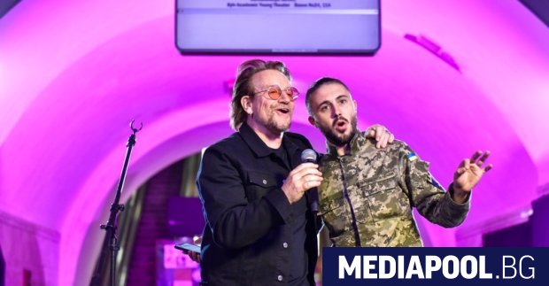 Музиканти от ирландската рокбанда U2 направиха изненадващо изпълнение в станция