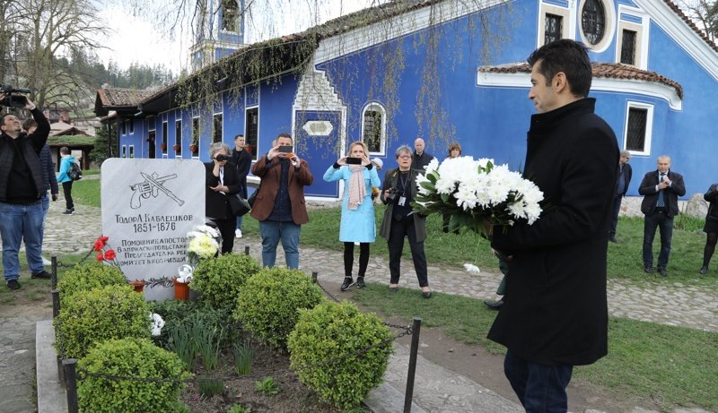 Кирил Петков поднася цветя на паметника на Тодор Каблешков, сн. БГНЕС