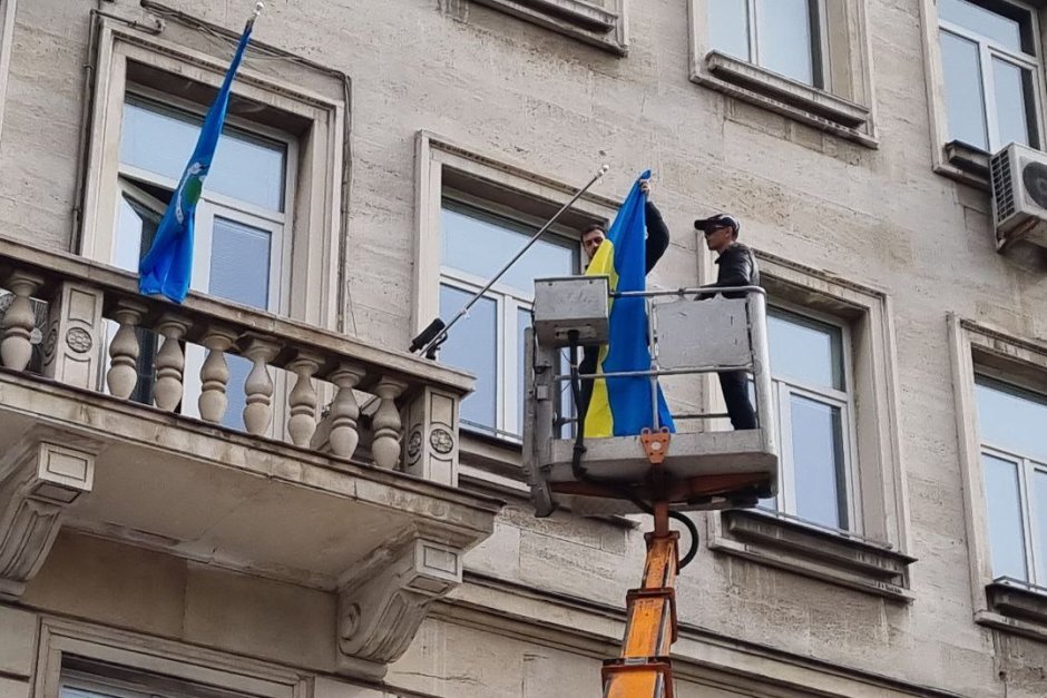 "Възраждане" откара вишка пред Столична община и свали украинския флаг (видео)