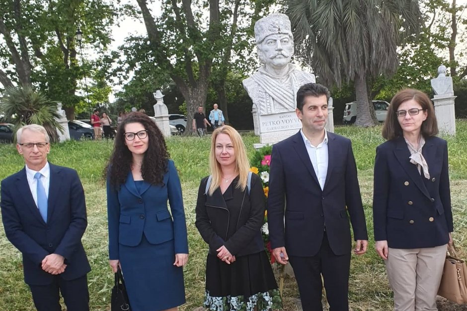 Водената от премиера делегация поднесе венец на бюст-паметника на Капитан Петко войвода в италианската столица.
